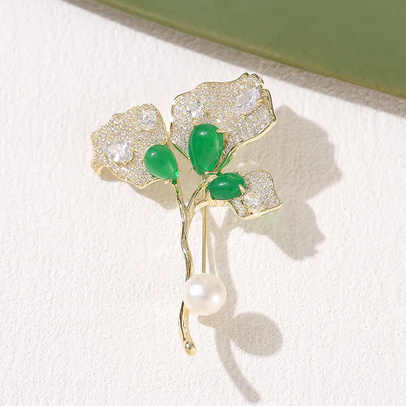 

Emerald Zirconia Ginkgo Leaf Brooch Women's Freshwater Pearl Corsage
