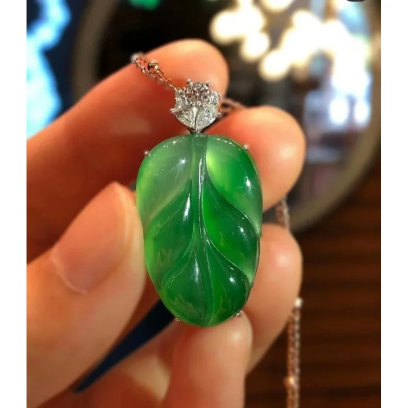 Рисунок 2 - Натуральный нефритовый кулон в