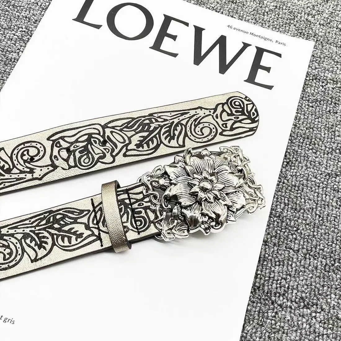 Vintage Silberner 3D-Blumengravur-Gürtel, Schwarzer Geprägter Leder-Gürtel im Hofstil, Dekorativer Taillengürtel – Detail 6