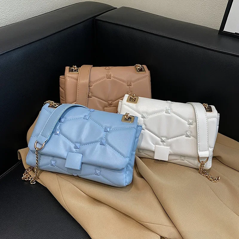 

Модная маленькая сумка ярких цветов для женщин, новая стильная маленькая квадратная сумка с заклепками, универсальная цепочка через плечо