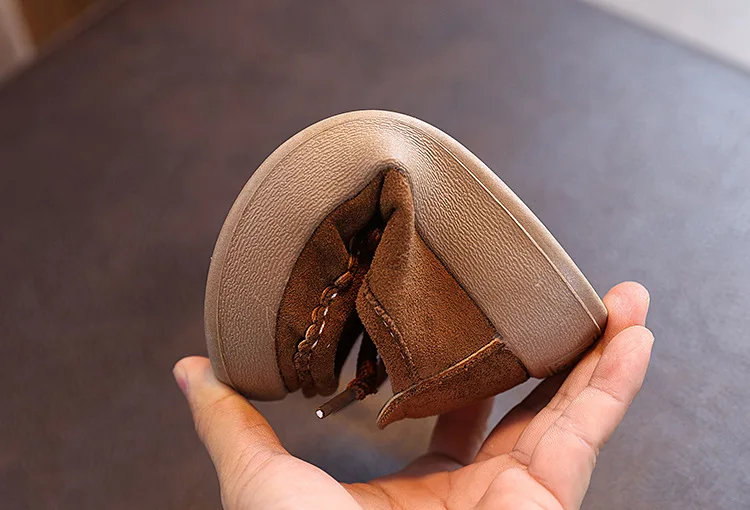 2026 Neue Modische Kinder-Freizeitschuhe Retro Weichsohlen-Kinderschuhe aus Leder Runde Zehenpartie Jungen Mädchen Flache Schuhe Klassischer Britischer Stil – Detail 18