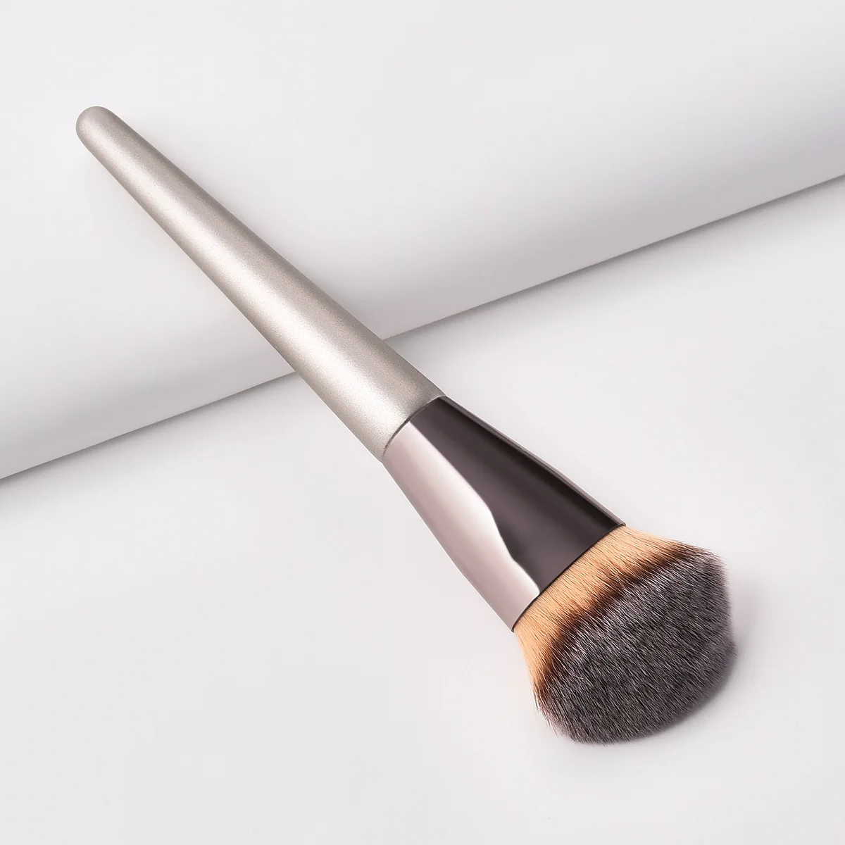 

Single 4 9 10 Makeup Brushes Champagne Gold Foundation Eyeshadow Brush Professional General Concealer Makeup Brush Makeup Tools