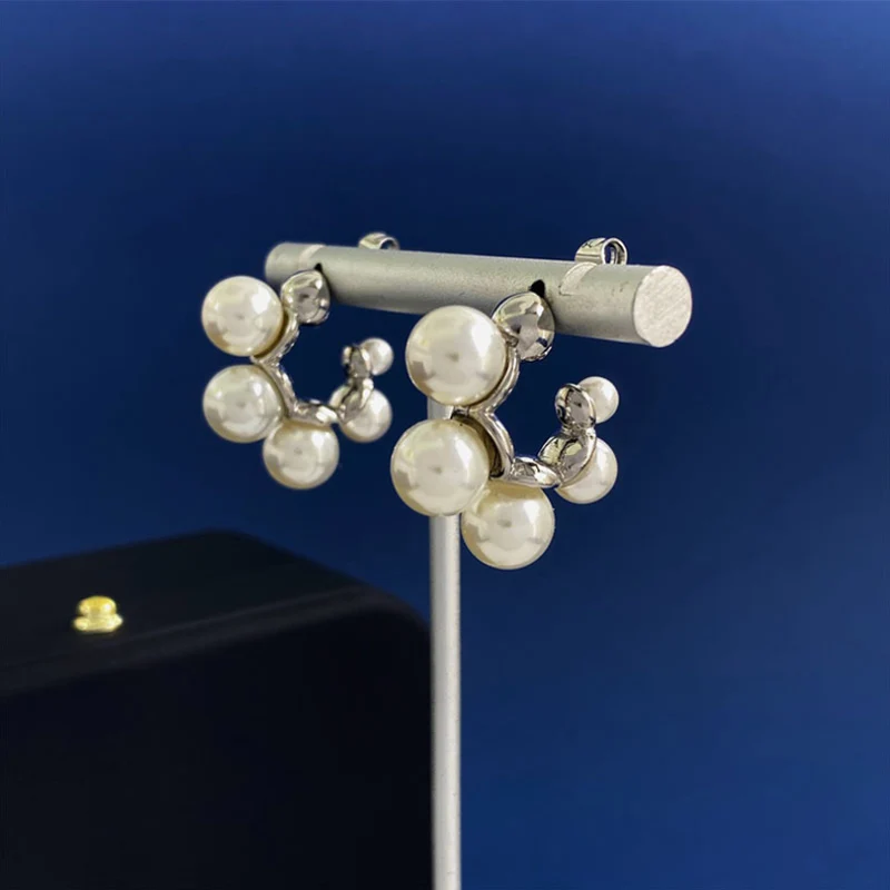 Donia Jewelry Fashion New C-Shaped Titanium Steel Silver Needle Luxury Palace Pearl Earrings.