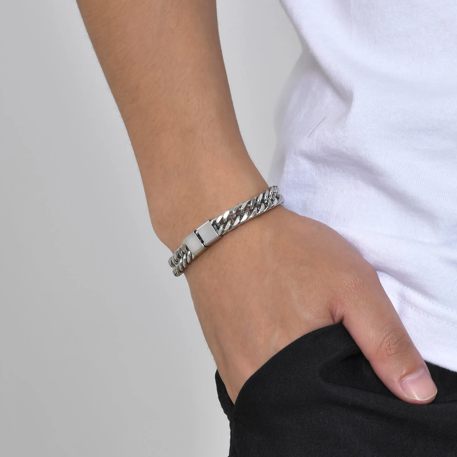 Maßgeschneiderte Kettenarmbänder für Männer und Jungen, wasserdichtes 2-6-Namen-Edelstahl-Armband, personalisiertes Geschenk mit Namen für Familie und Sohn – Detail 4
