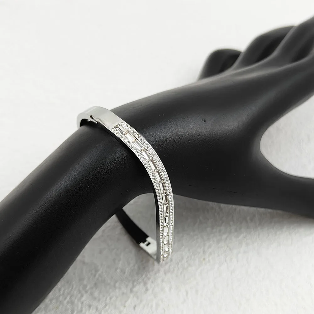 Fashionable and simple style diamond-inlaid stainless steel 18K feminine bracelet, worn in casual, work and other scenarios 5