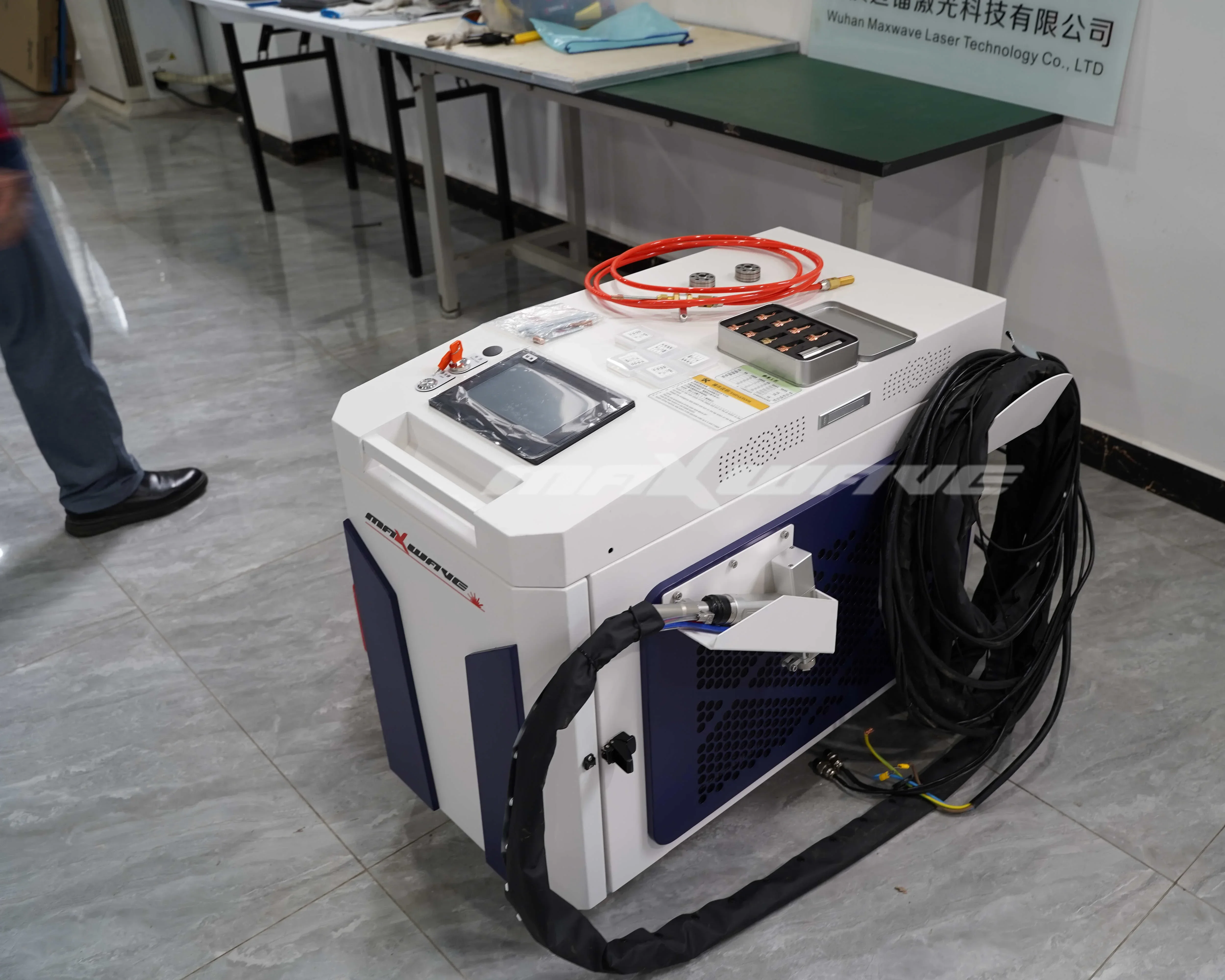 2000W Handheld Fiber Laser Welder Metal Sheet Aluminum Carbon Steel Fiber Laser Welding Machine with water cooler 3