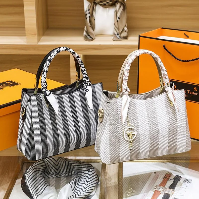 2023 Nuova borsa avanzata di lusso leggera di vendita calda Borsa tote di grande capacità Borsa a tracolla stile versatile Borsa per mamma di mezza età_voghion.com