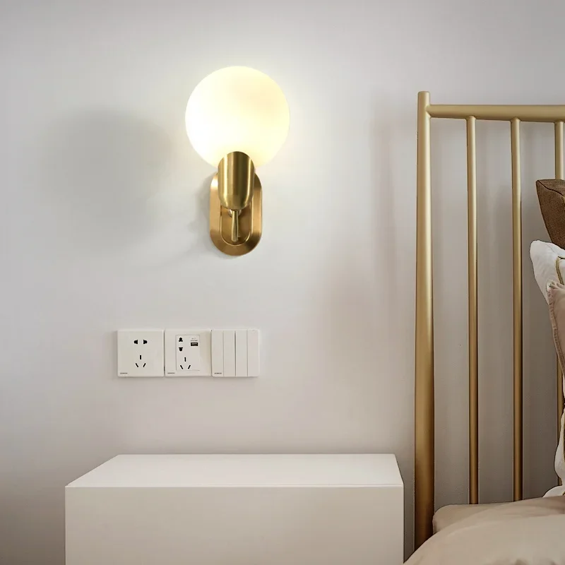 Роскошный латунный настенный светильник в скандинавском стиле, современный минималистичный светильник с молочно-белым стеклянным шариком для спальни, кровати, гостиной, фоновой лампой для телевизора