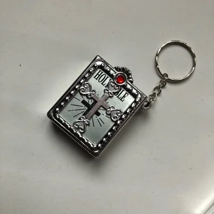 10 Stück Gold Silber Mini Heilige Bibel Schlüsselanhänger Kreuz Schlüsselanhänger Echte Bibel als Geschenk für Taufe Heilige Kommunion Gäste Partygeschenke – Detail 8