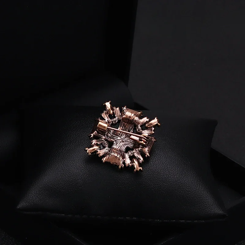Retro Crystal Geometric Square All-Match Small Brooch Suit Corsage Accessory Korean Luxury High-End Sweater Neckline Pin Jewelry