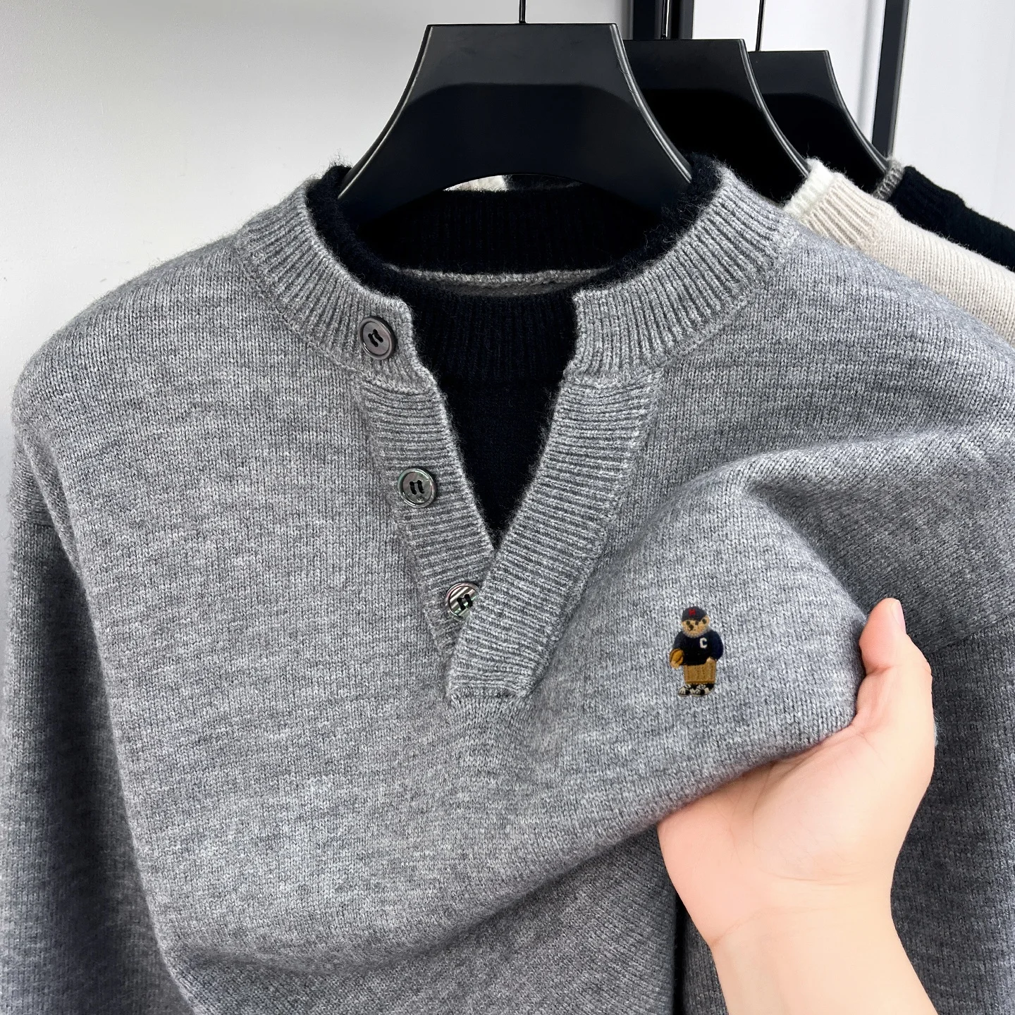 Haut de gamme marque mode ours broderie pull hommes nouveau confort tricoté Personnalité faux deux pièces bouton col en V col rond épissure Pullovers 1 Haut de gamme marque mode ours broderie pull hommes nouveau confort tricoté Personnalité faux deux pièces bouton col en V col rond épissure Pullovers 1