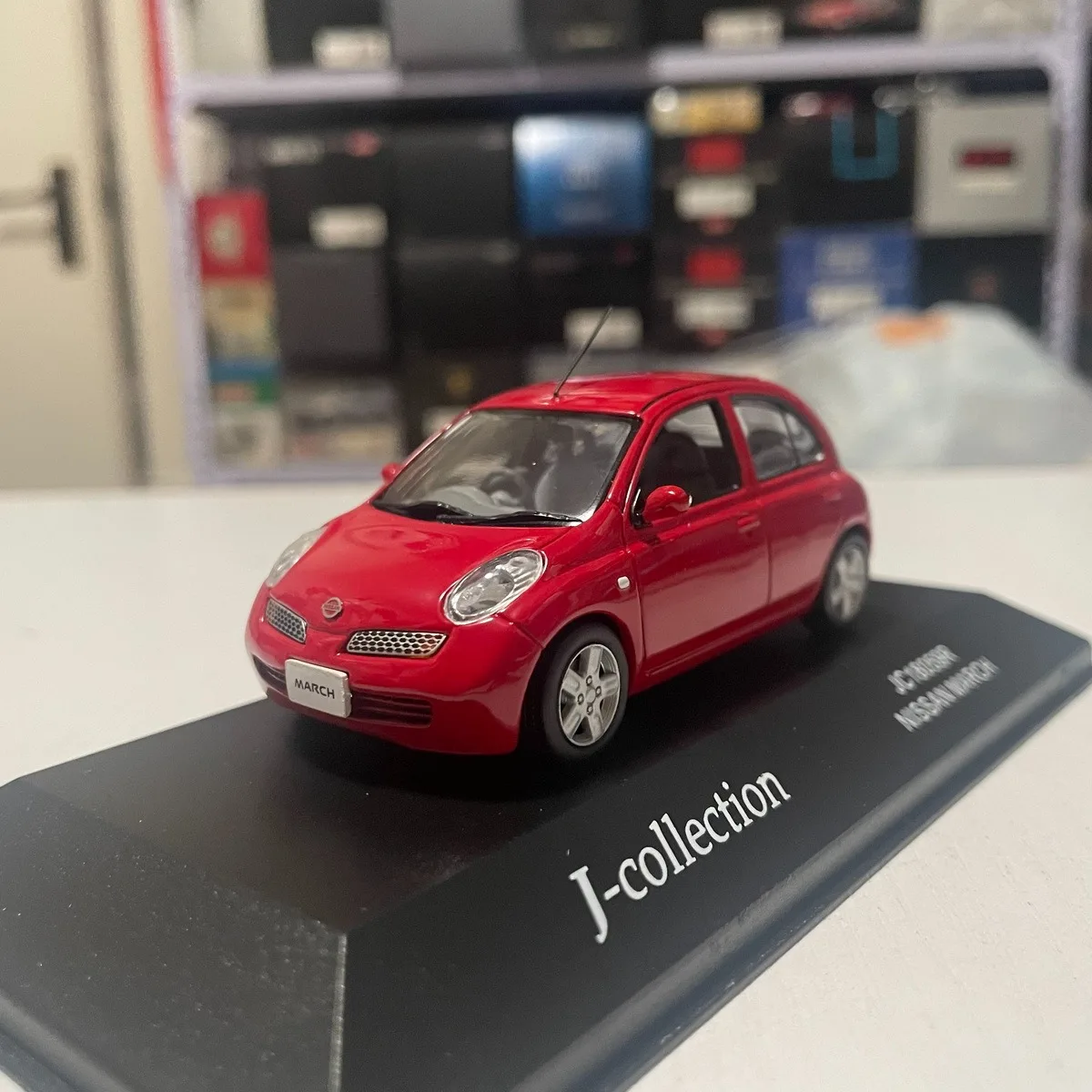

Модель автомобиля из сплава в масштабе 1:43 Nissan March K12 2002 K, коллекционные украшения