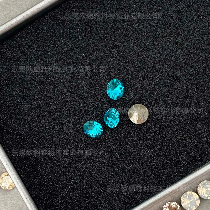 High-Quality Titanium Alloy Ear Studs with Diamond Detailing
