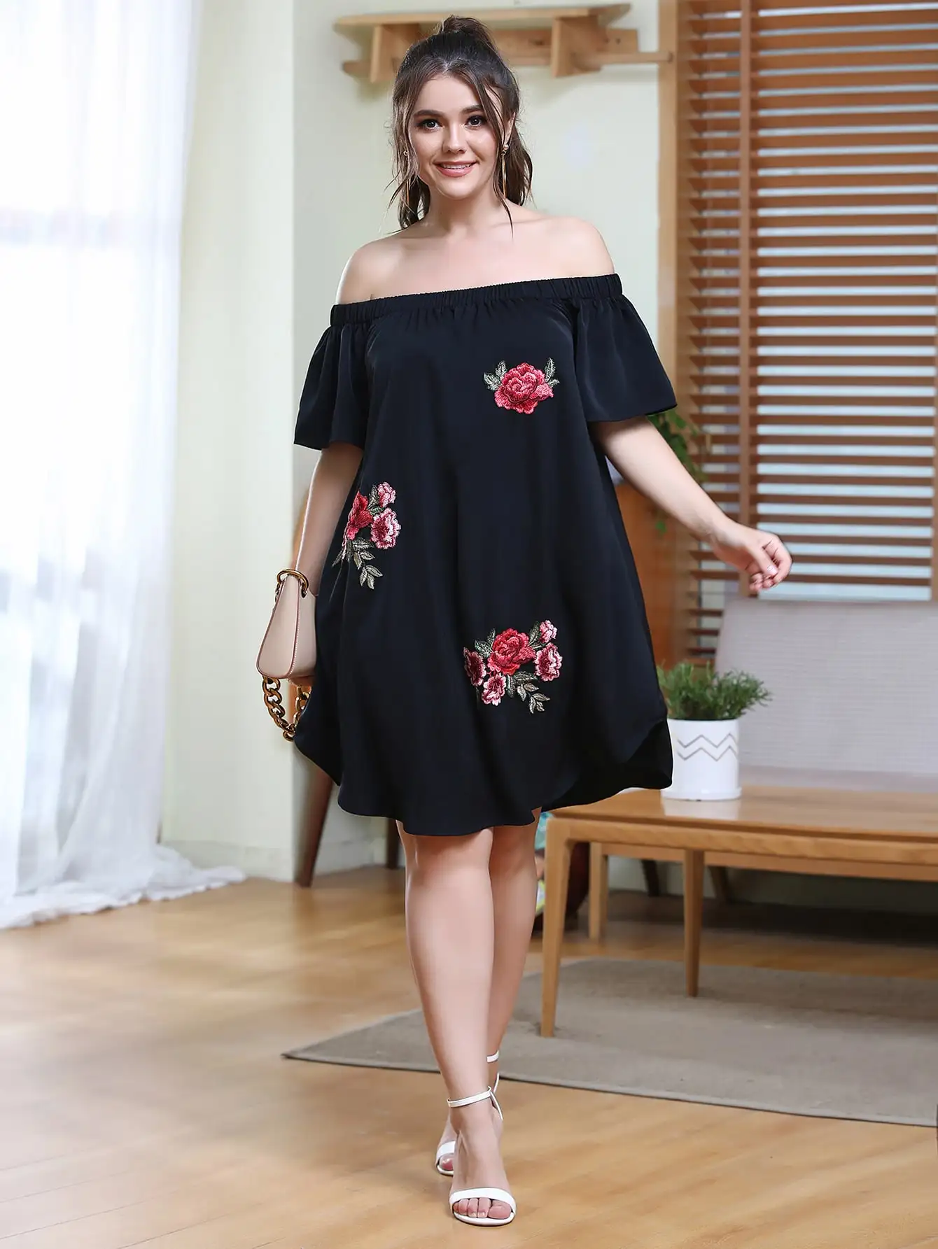 Рисунок 3 - Женское платье с открытыми плечами