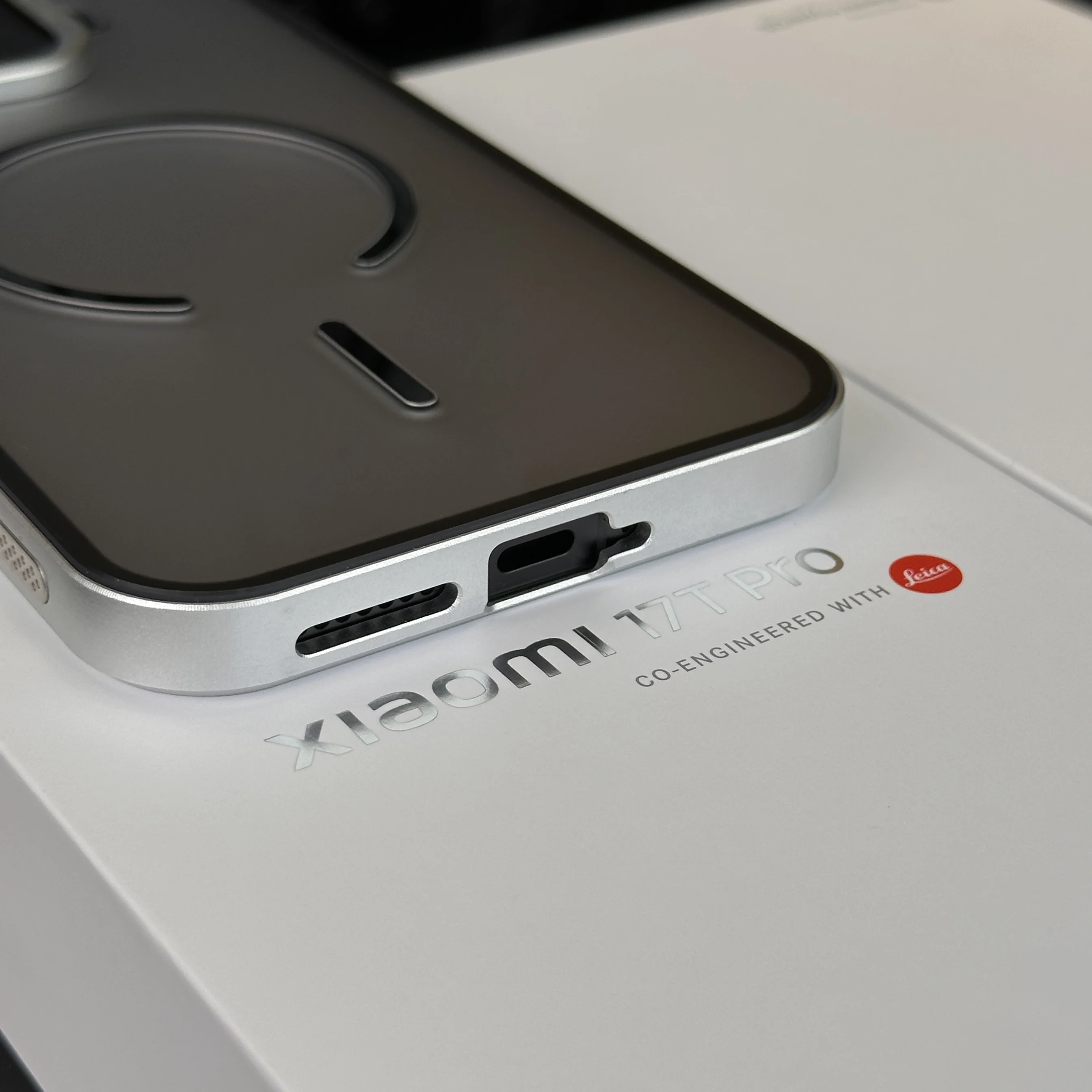 Magnetic Aluminum Alloy Case with Tempered Glass Acrylic Back