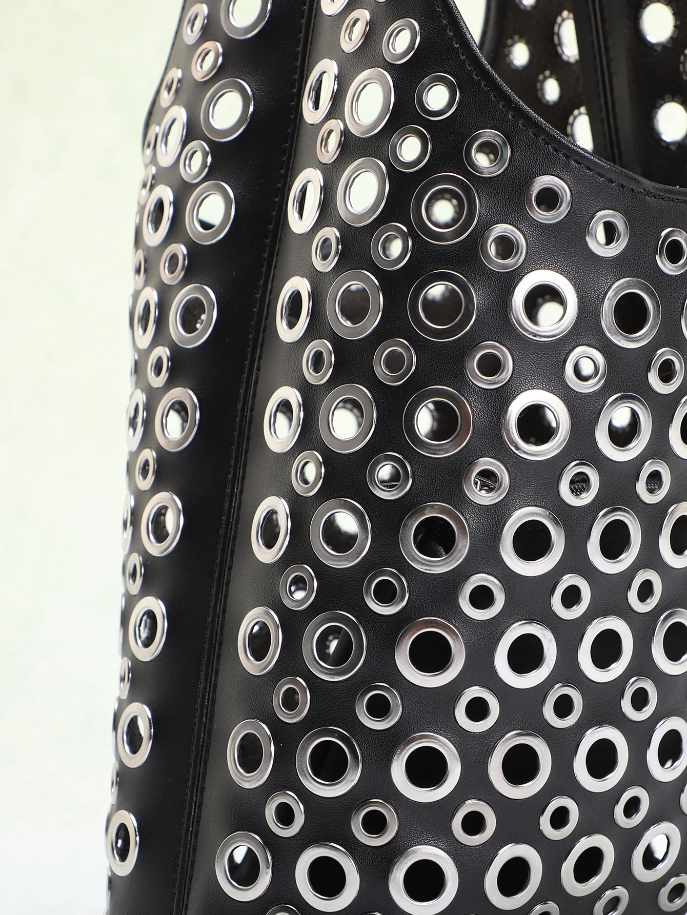 Punk Rivet Bucket Bags for Women Europe and America Hollow Women Shoulder Bag Vintage Metal Ring Designer Handbags Black Purse