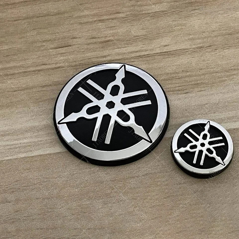 SUMA SHOP | 2 Adesivi Moto Compatibili Yama | Stemma Logo 3D Resinato | Diametro 3.5 Cm | Nero/Argento Per Serbatoio E Casco