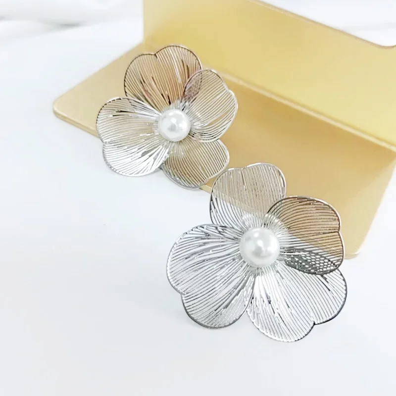

Temperament Flower Earrings for Women Korean Delicate Simple Metal Openwork Petals Imitation Pearl Stud Earrings Elegant Jewelry