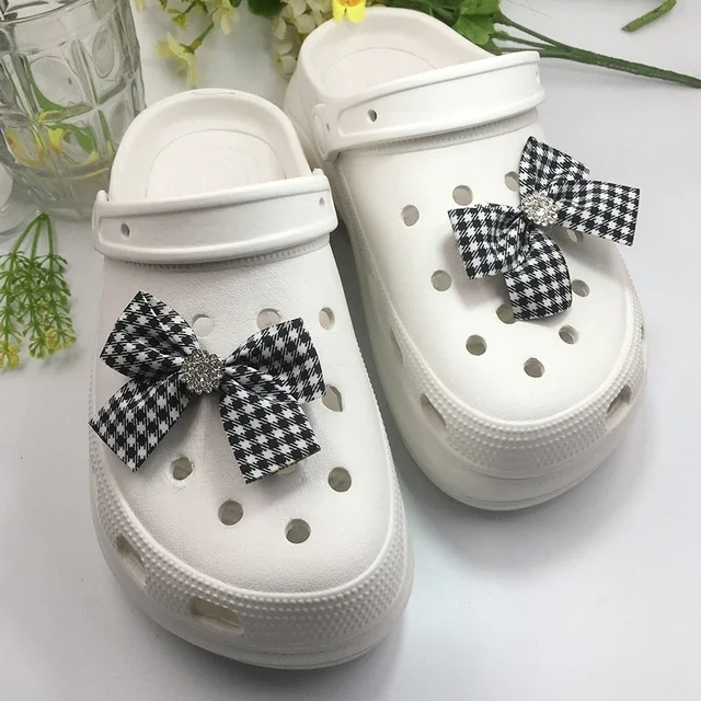 Crocs için 1 çift papyon Charms sevimli moda takunya sıcak ayakkabı aksesuarları ayakkabı yay süslemeleri DIY kırmızı siyah beyaz çoklu renkler