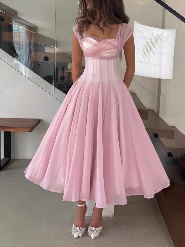 فستان أوف وايت بتصميم واسع أنثوي