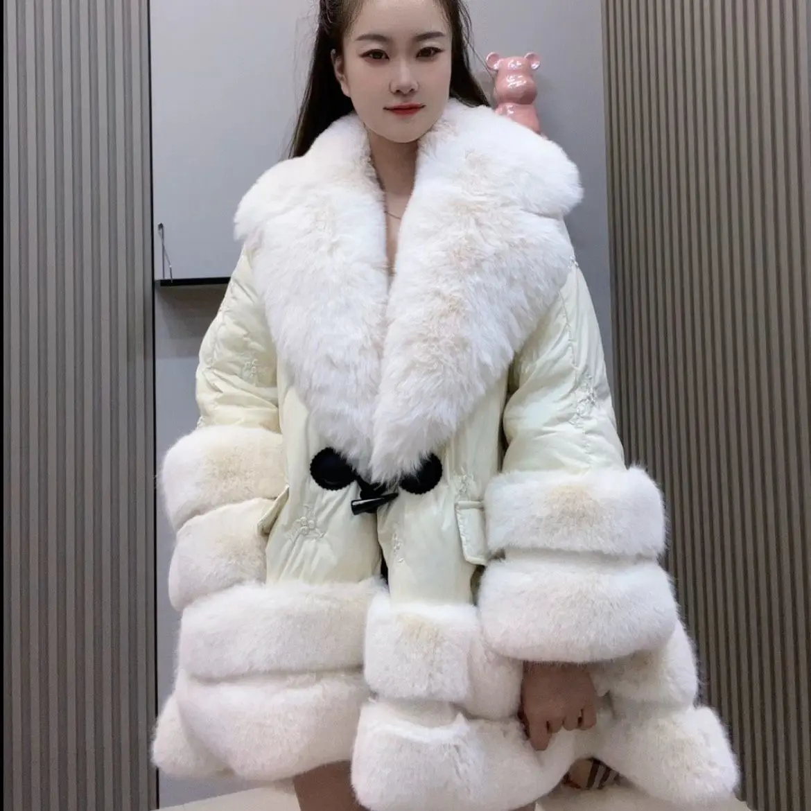 

Fashionable European explosion design sense front short back long layer toca swallow tail section down coat fur coat female