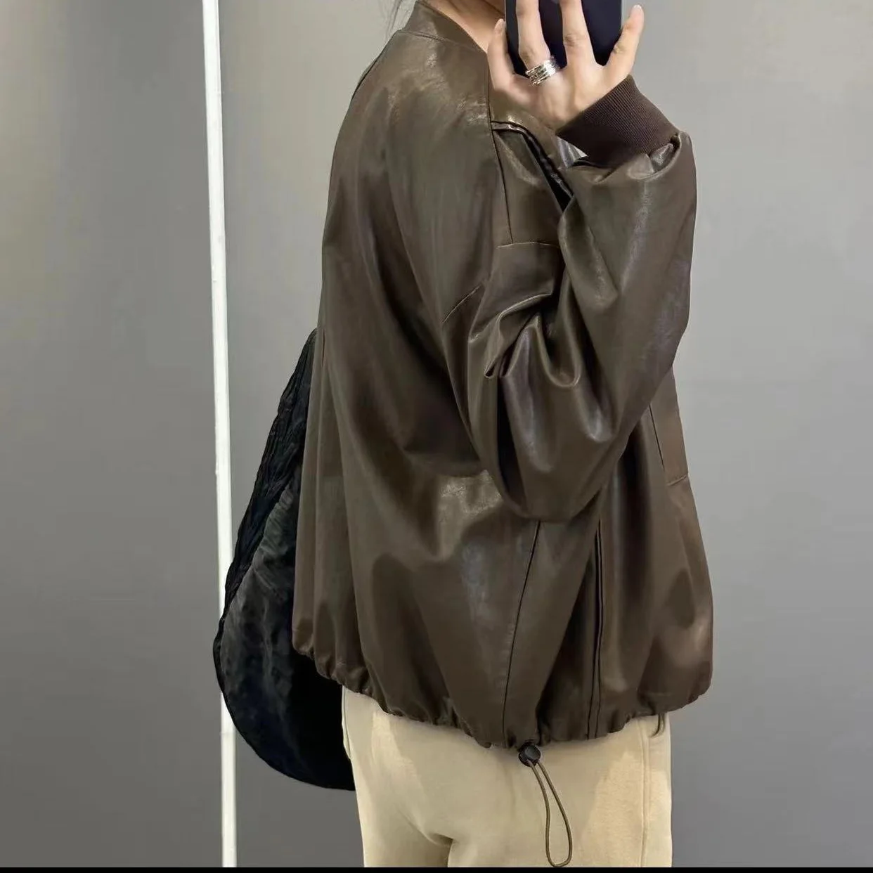 대형 포켓 자른 긴 소매 지퍼 부드러운 가죽 자켓 Pu 자켓 여성 봄 새 스타일 패션 유행 숙녀 겉옷
