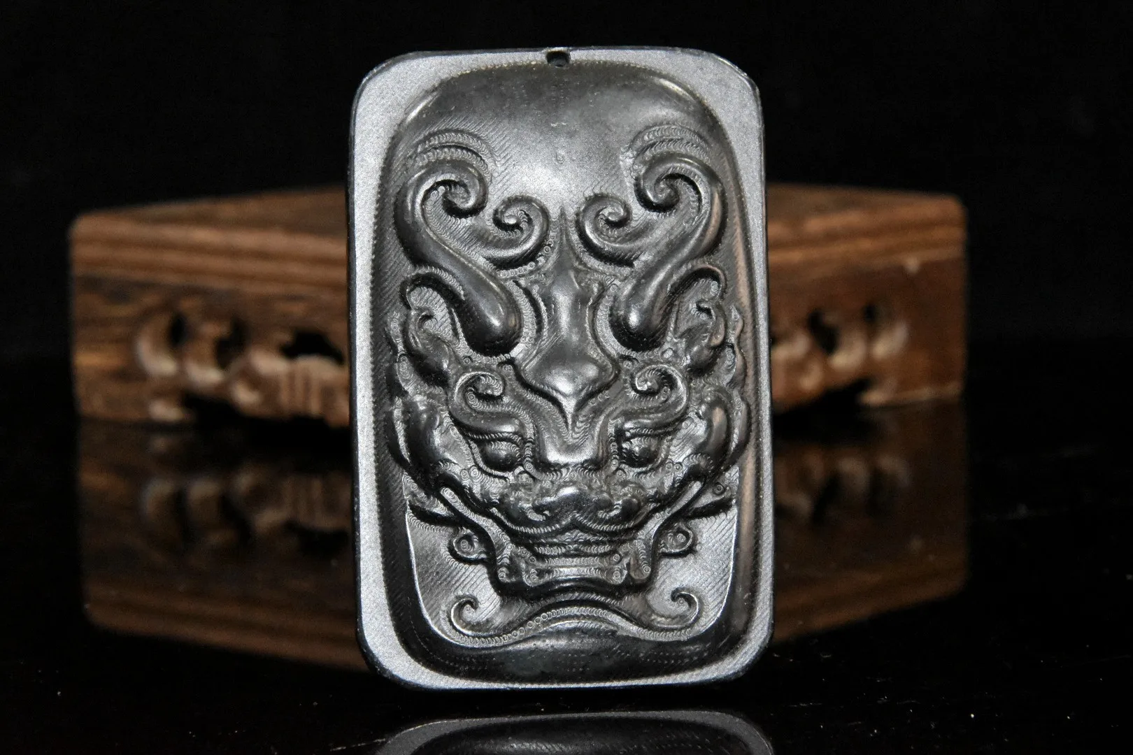 

China Hongshan Culture Magnetic Black Iron Meteorite Sculpture Lucky ' Dragon 'Necklace / Waist Tag Handicraft Home Decoration