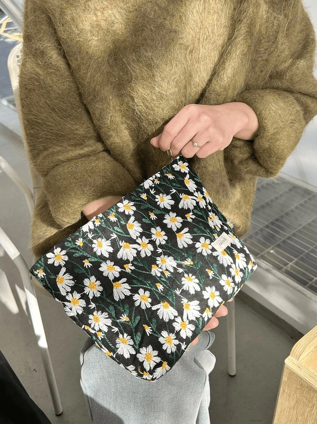 Embroidered Daisy Flower Floral Cosmetic Bag Portable Travel Bag Carry On Makeup Bag Skin Care Bag Toilet Bag Gift Box Women 5
