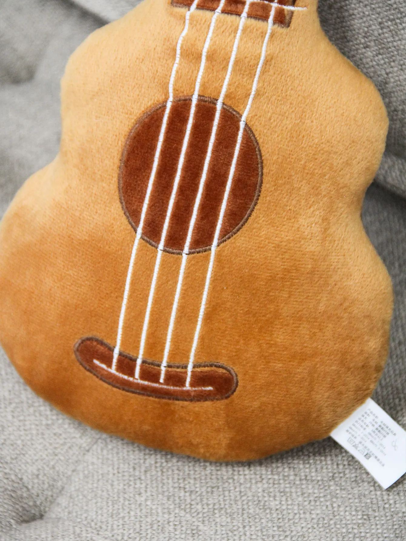 1PC 42cm/16.54인치 나무색 기타 플러시 장난감, 4개의 강철 줄이 있는 부드러운 우쿨렐레, 이상적인 어린이 생일 선물 및 홈룸 장식