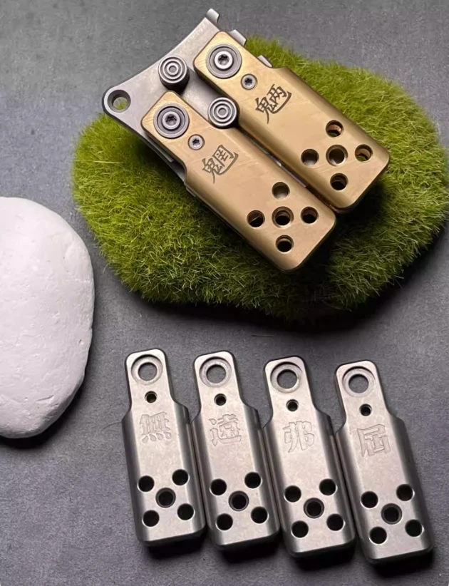 

Second-hand products EDC One Bean Finger Swinging Brass Two sets of titanium alloy handles push