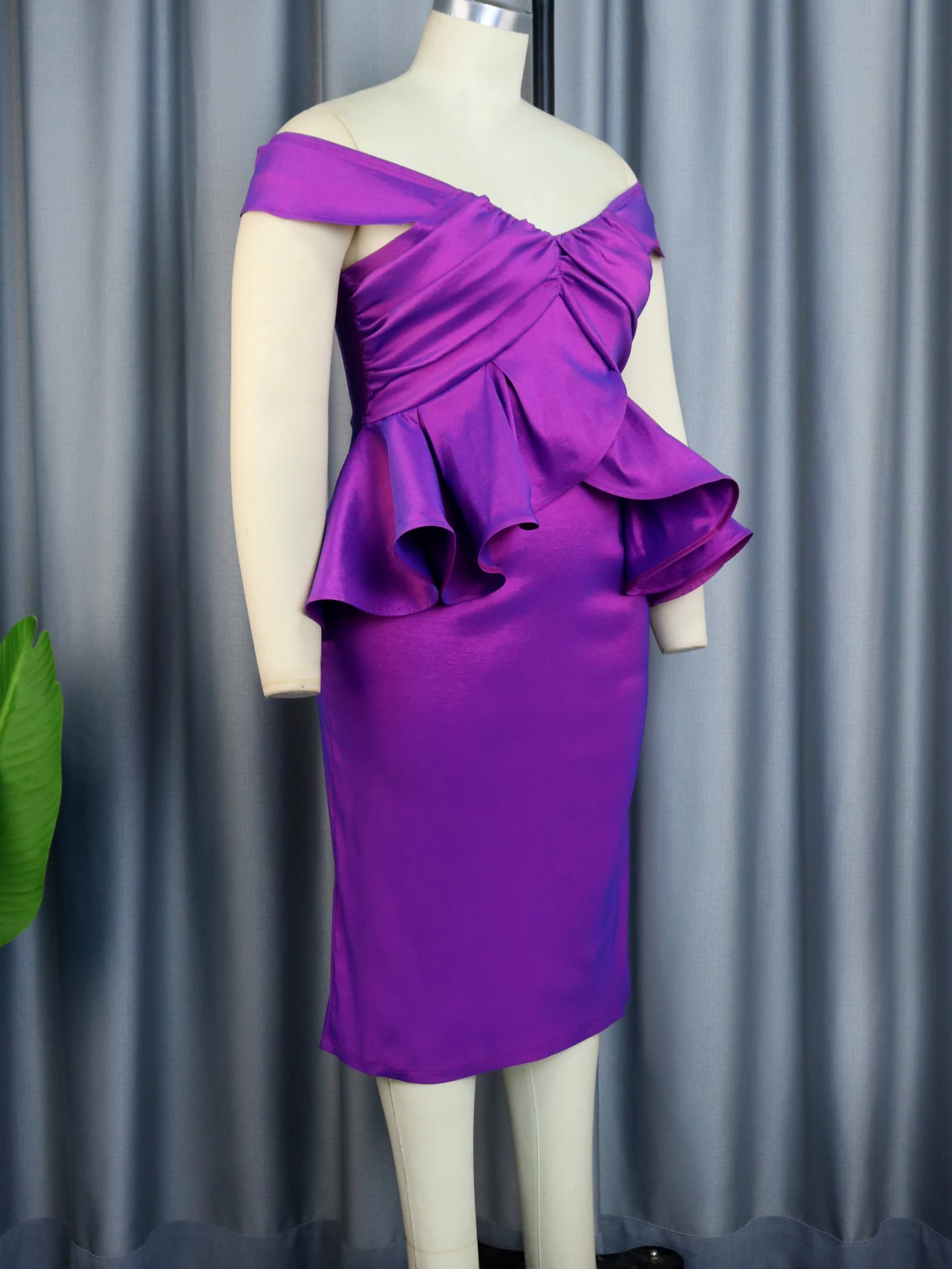 Рисунок 3 - Женское платье с открытыми плечами