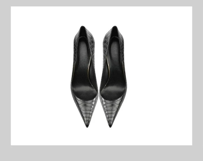 PlatiNum pumps - detailed craftsmanship