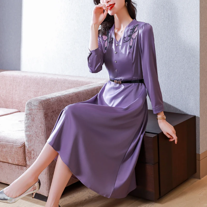 

2023 Autumn New Purple Silk Flower Embroidered Satin Long sleeved Dress V-Neck Loose Waistband Slim Knee Length Gown