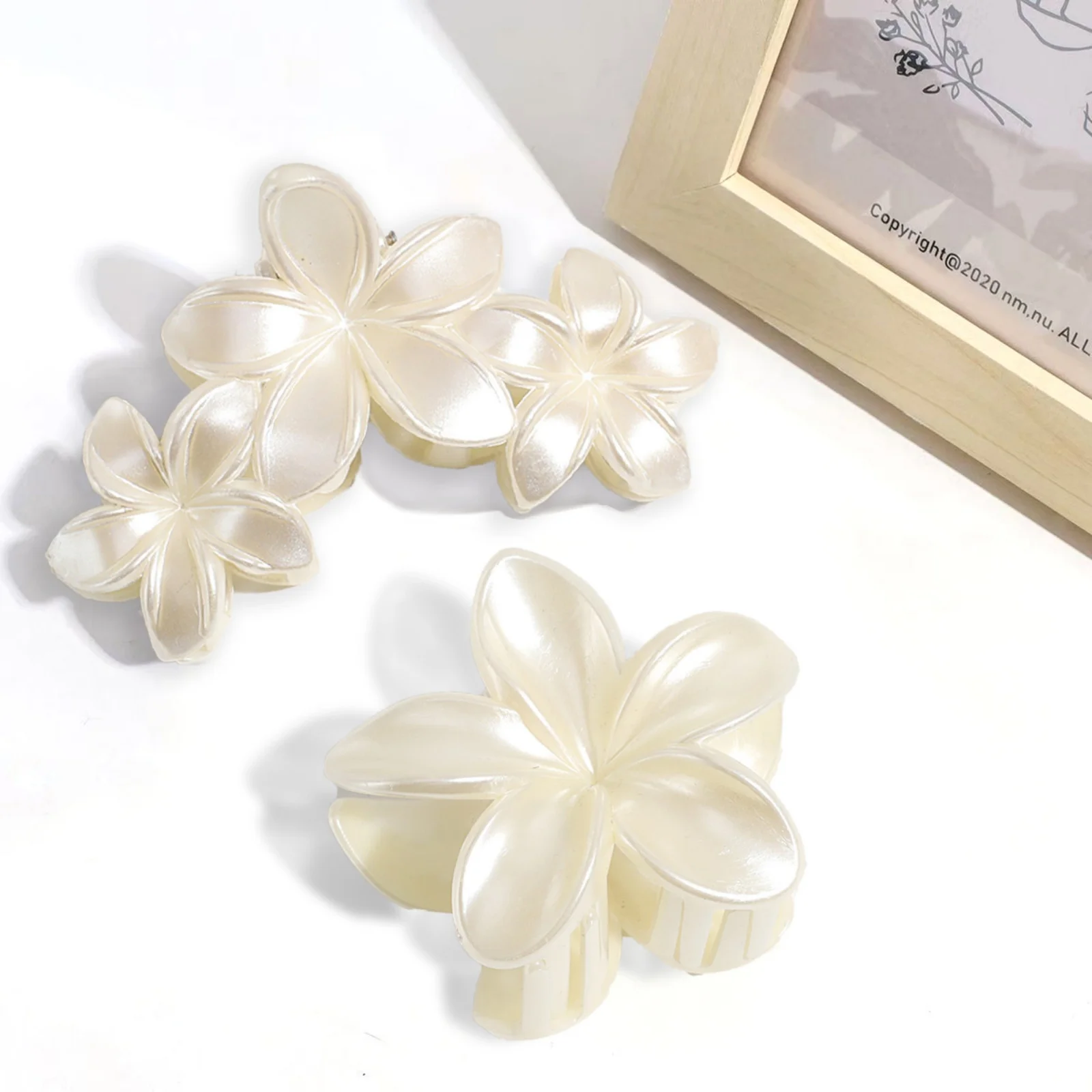 1/2PCS Stylish White Flower - style Hair Claw Clips, Perfect for Adding a Touch of Grace to Your Updo