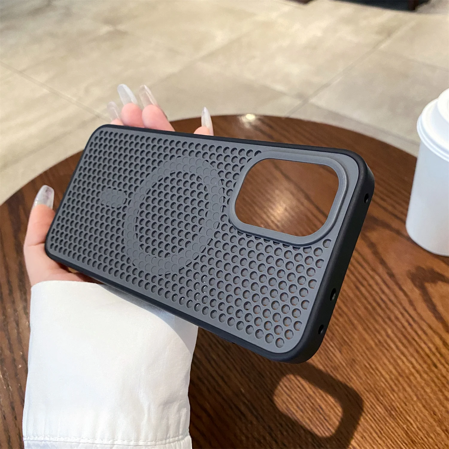 Ultra-Cooling Magnetic Mesh Case with Wireless Charging Compatibility