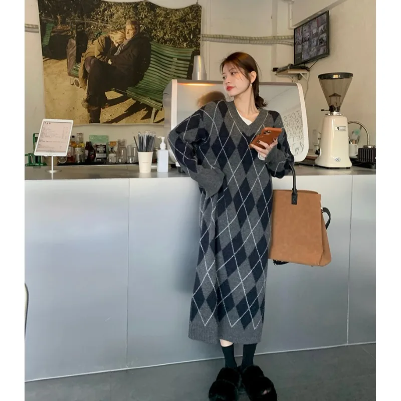 

Korean Style Internet Celebrity Rhombus Sweater Dress Women's Autumn 2023 New Design Sense V-neck Loose Mid-Length Dress