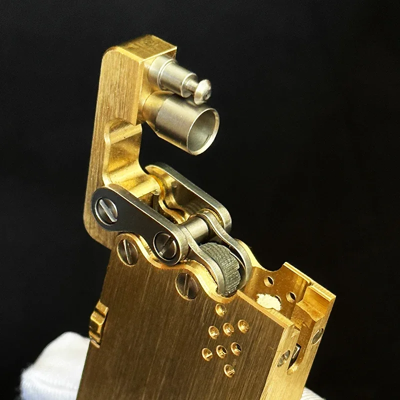 Description Picture 3 of itemHandmade Brass Mechanical Automatic Ignition Kerosene Lighter Creative Titanium Alloy Lighter Men's Collectible Gift