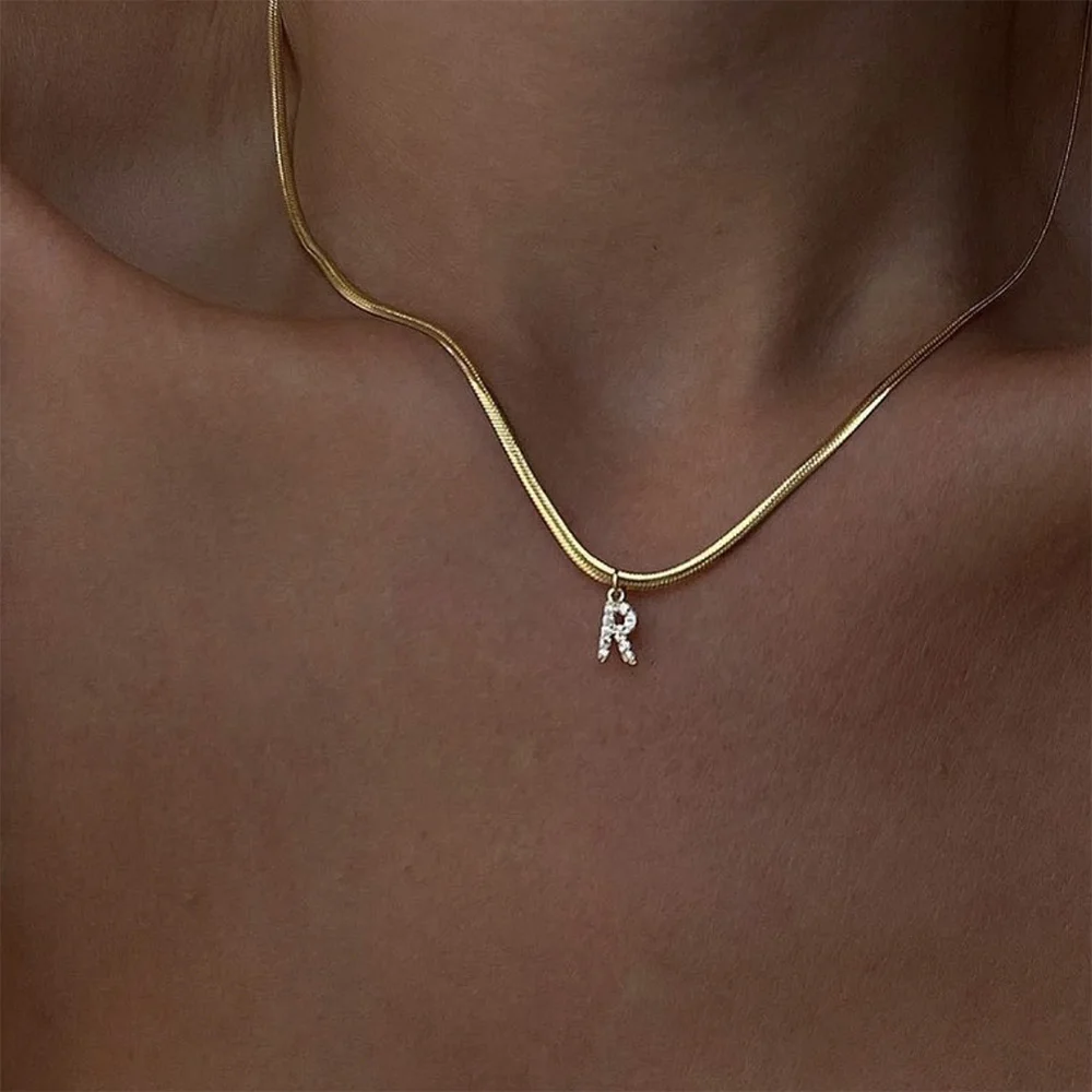 Vnox A-Z Winzige Damen-Anfangshalskette, kleiner Bling-Buchstabe-Mädchen-Kettenhalsband, goldfarbener, geschichteter Kragenanhänger aus Edelstahl