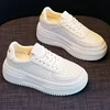 Zapatillas vulcanizadas de cuero en U para mujer, zapatos planos de plataforma informales, transpirables, para caminar y correr, color blanco, novedad de 2023