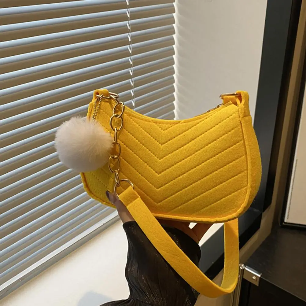 Borsa a Tracolla in Feltro con Pompon, Borsa Hobo Trapuntata, Borsa a Tracolla Monocolore in Feltro per Donne, Casual ed Elegante per Uso Quotidiano - immagine 5