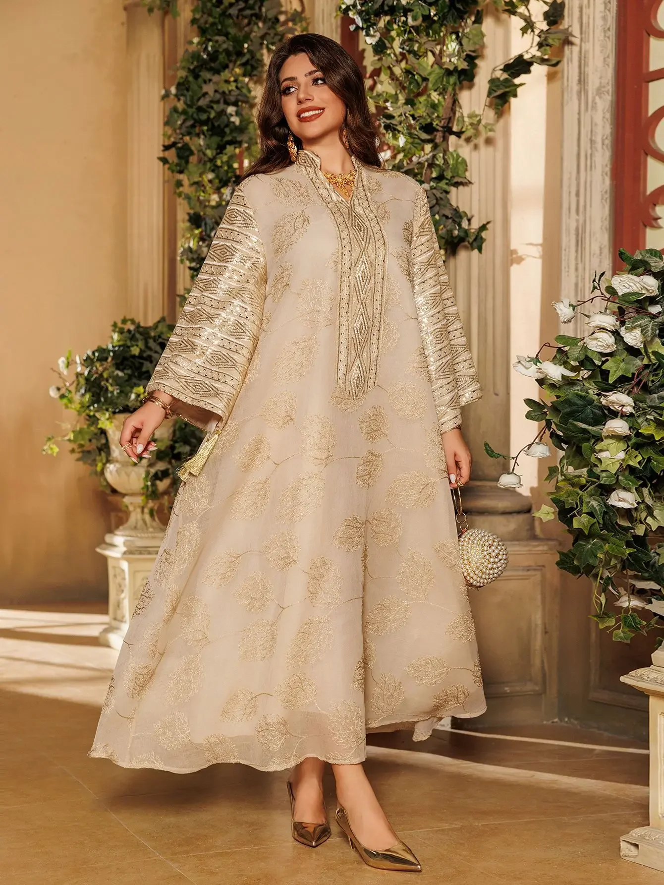 جلابية أخضر باستيلي بنقوش ذهبية وأكمام واسعة