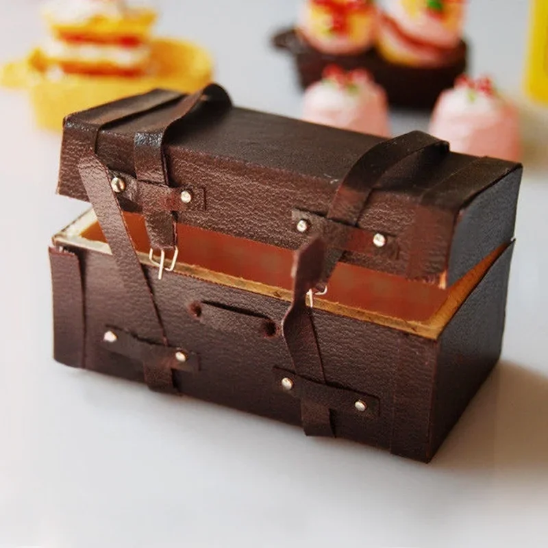 1:12 Mini Retro Leather Wooden Luggage Creative Dollhouse Simulation Model Vintage Luggage Brown Imitation Leather Wooden Box
