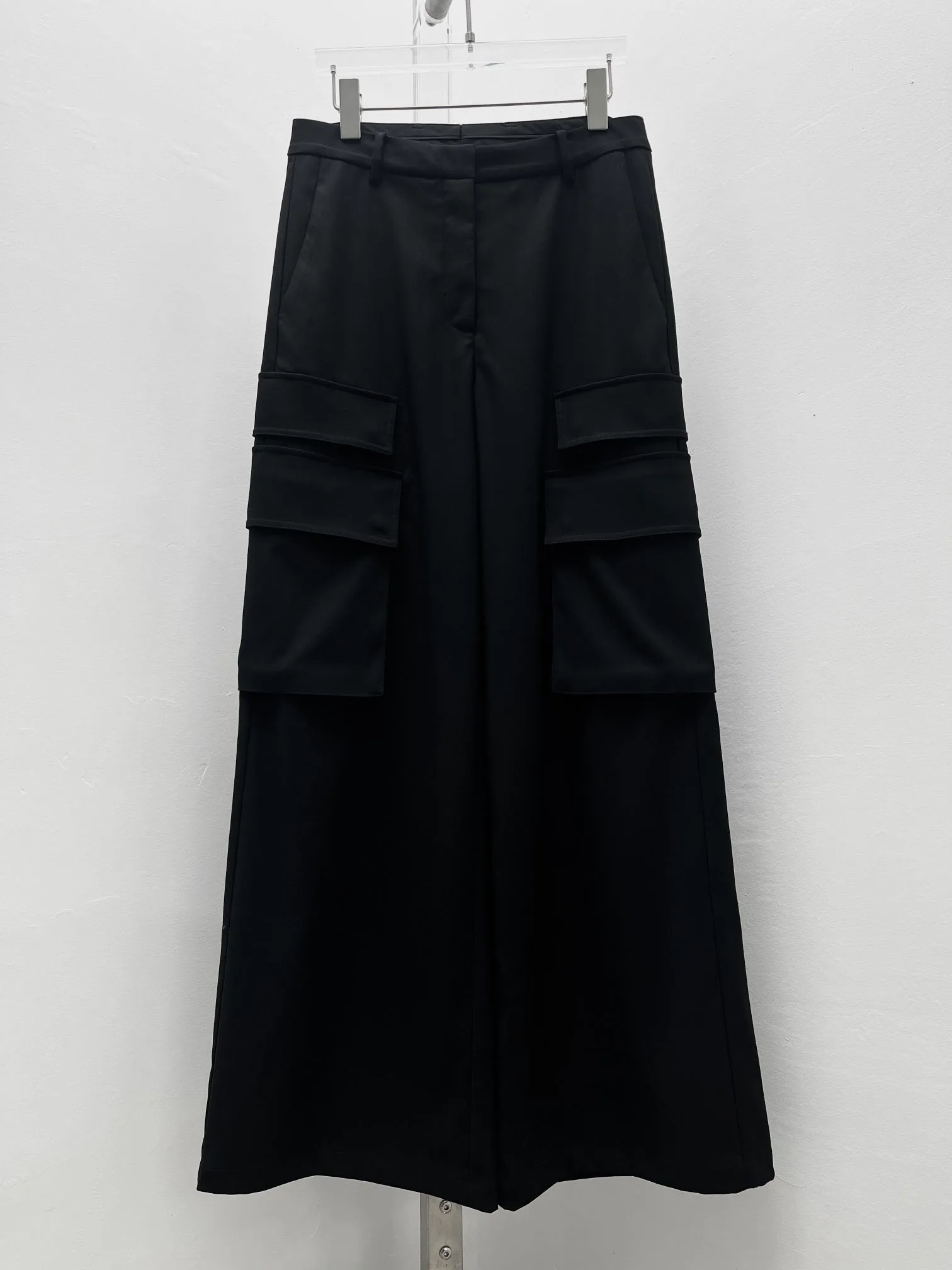 

The large pockets on both sides of the wide-leg trousers are all-match and comfortable. The new hot style for summer 2023
