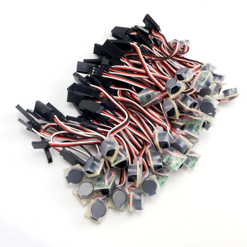 Lot de trois alarmes de perte pour drone FPV sonore 85dB, légères et fiables, disposées sur une surface.