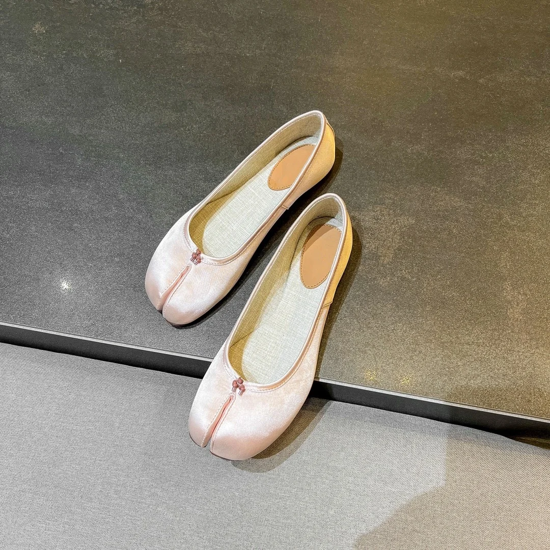 Fashionable and versatile split toe shoes, flat bottomed shallow cut single shoes