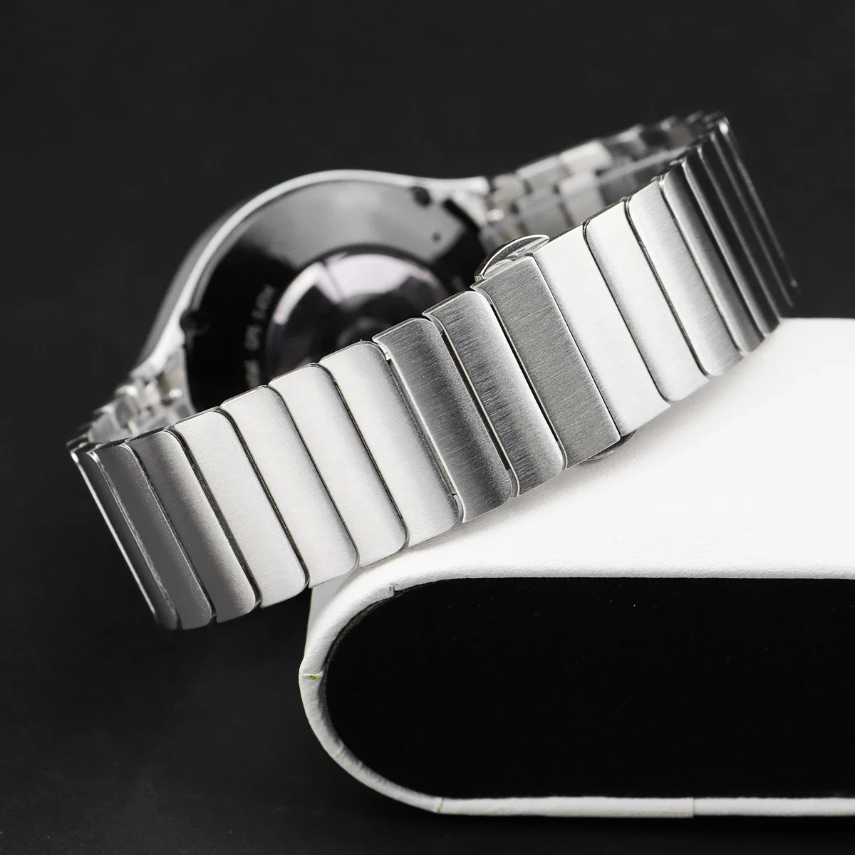 Seamless Stainless Steel Magnetic Link Bracelet Strap