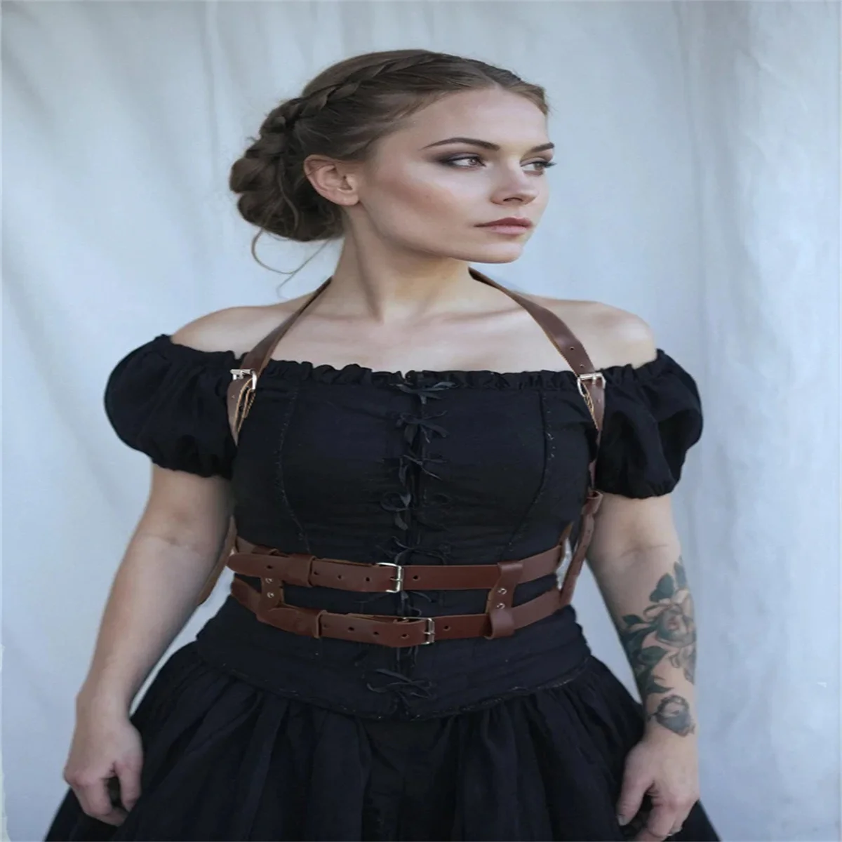 

Коричневое женское платье-рубашка на бретельках с поясом из искусственной кожи в стиле панк