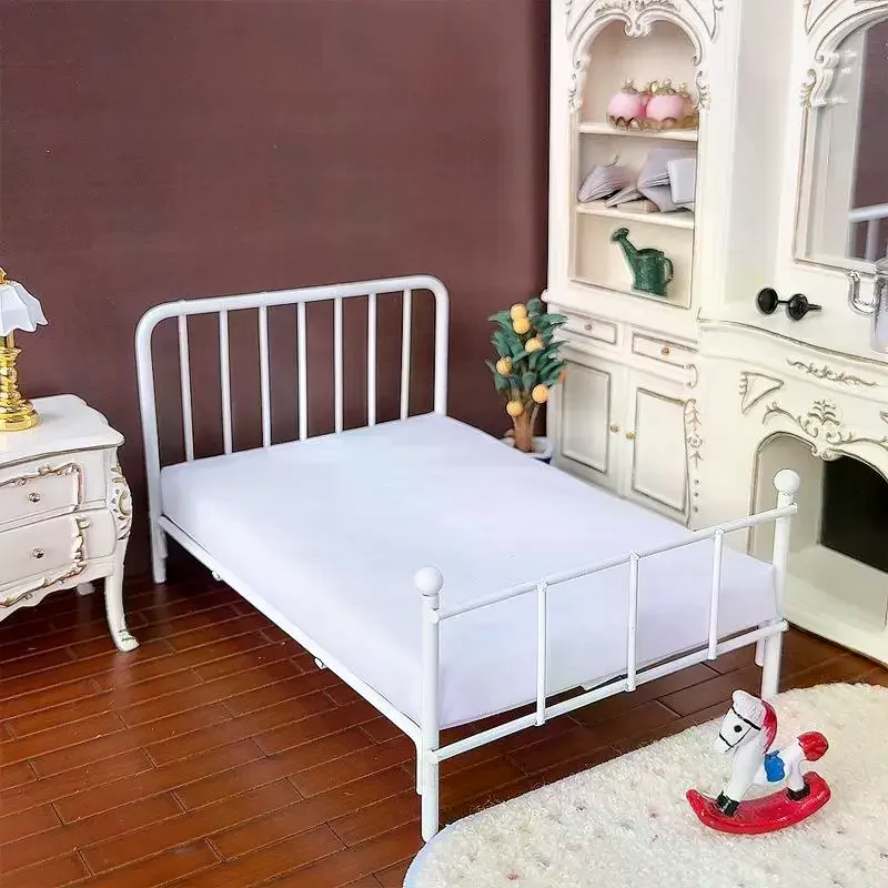 1 pièces décoration de scène de chambre à coucher 1:12 maison de poupée lit en métal Mini meubles de poupée cadre en fer lit simple modèle accessoires de maison de poupée 1 1 pièces décoration de scène de chambre à coucher 1:12 maison de poupée lit en métal Mini meubles de poupée cadre en fer lit simple modèle accessoires de maison de poupée 1