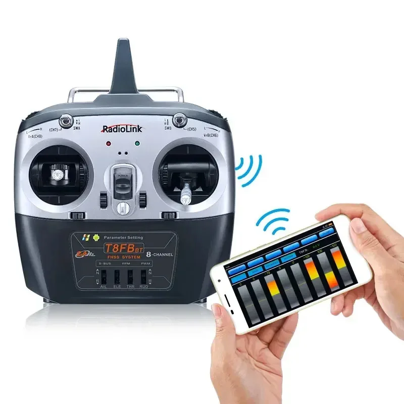 RadioLink T8S 8CH télécommande RC tenue en main, montrant sa prise en main ergonomique