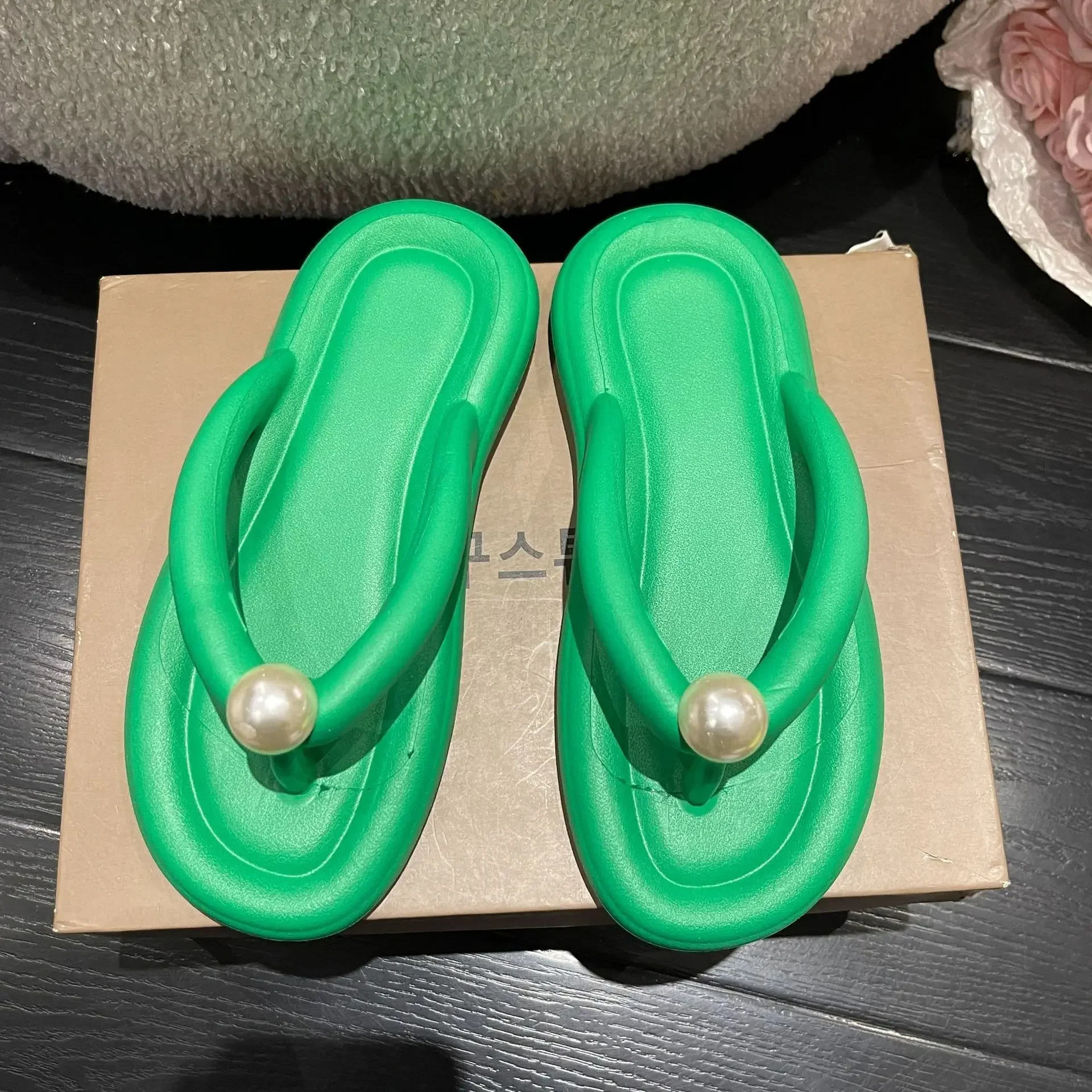 thumbnail image 1 of Chanclas de mujer Verano 2024 Zapatos para mujer Cómodas Suela suave Playa Suela plana Exterior Antideslizante EVA Perla Zapatillas de mujer, 1 of 5